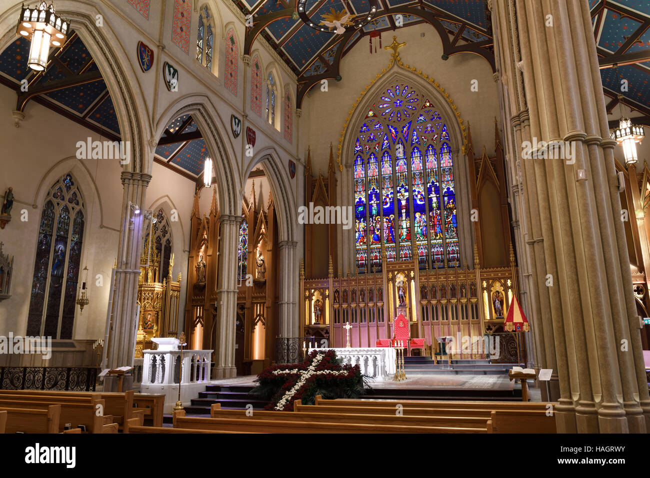 Rinnovato altare santuario con vetrate colorate di San Michele Basilica Cattedrale di Toronto Foto Stock
