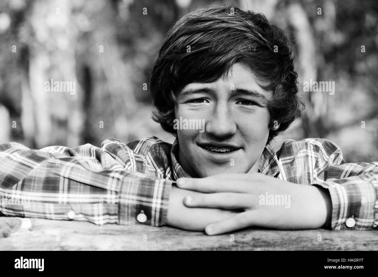 In prossimità di un grazioso ragazzo adolescente dai lunghi capelli in bianco e nero. Foto Stock