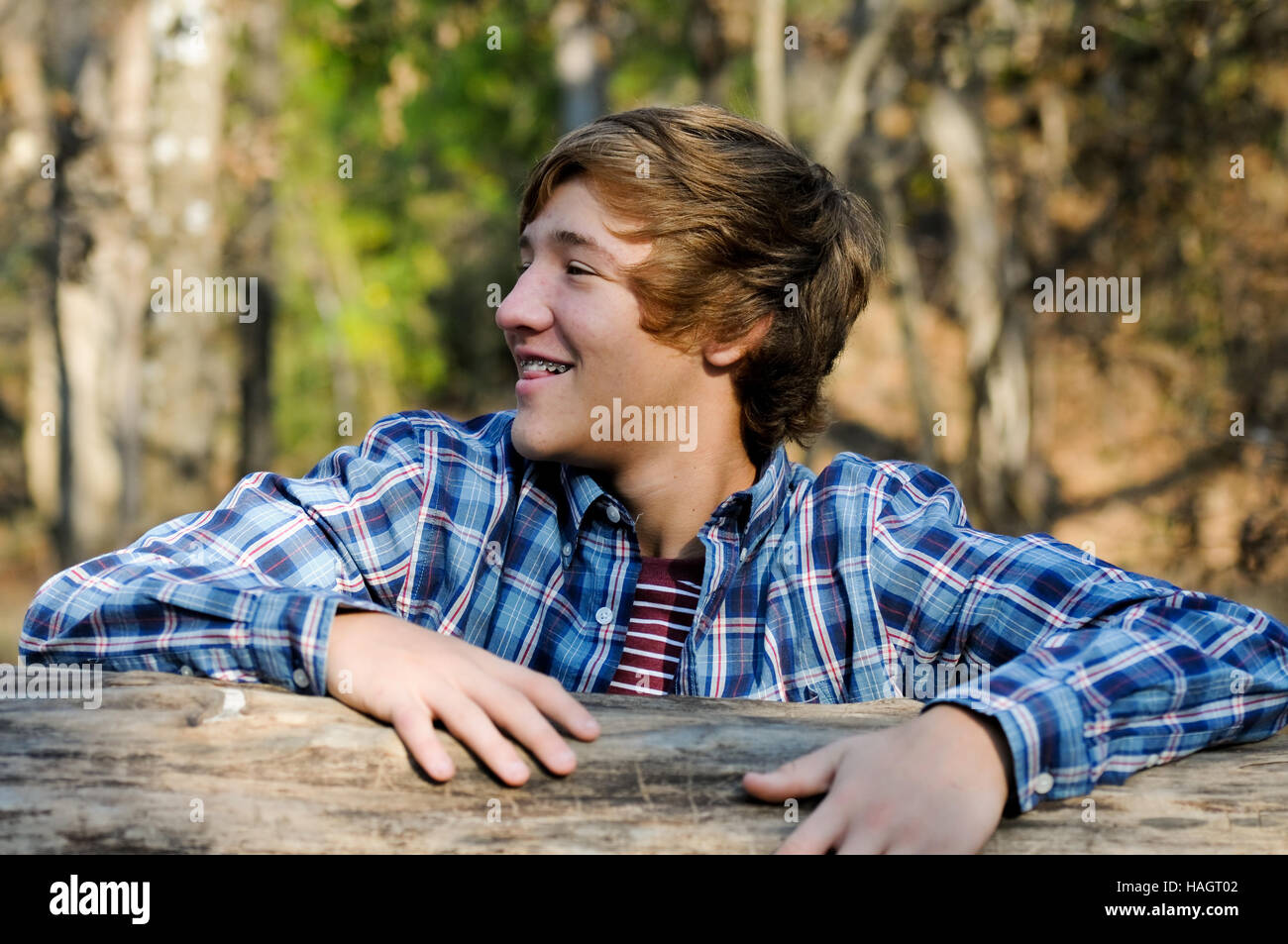 Outdoor ritratto di ragazzo adolescente di essere stupido. Foto Stock