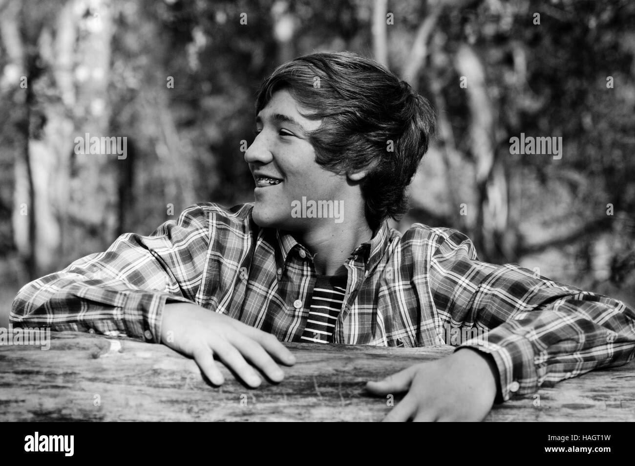 Per esterno in bianco e nero ritratto di ragazzo adolescente di essere stupido. Foto Stock