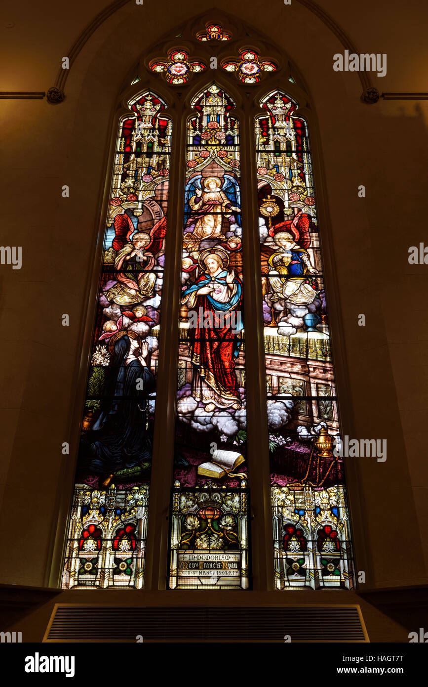 Vetrata di Saint Michael la cattedrale di Toronto di Gesù svela il suo Sacro Cuore a Suor Margaret Mary Foto Stock