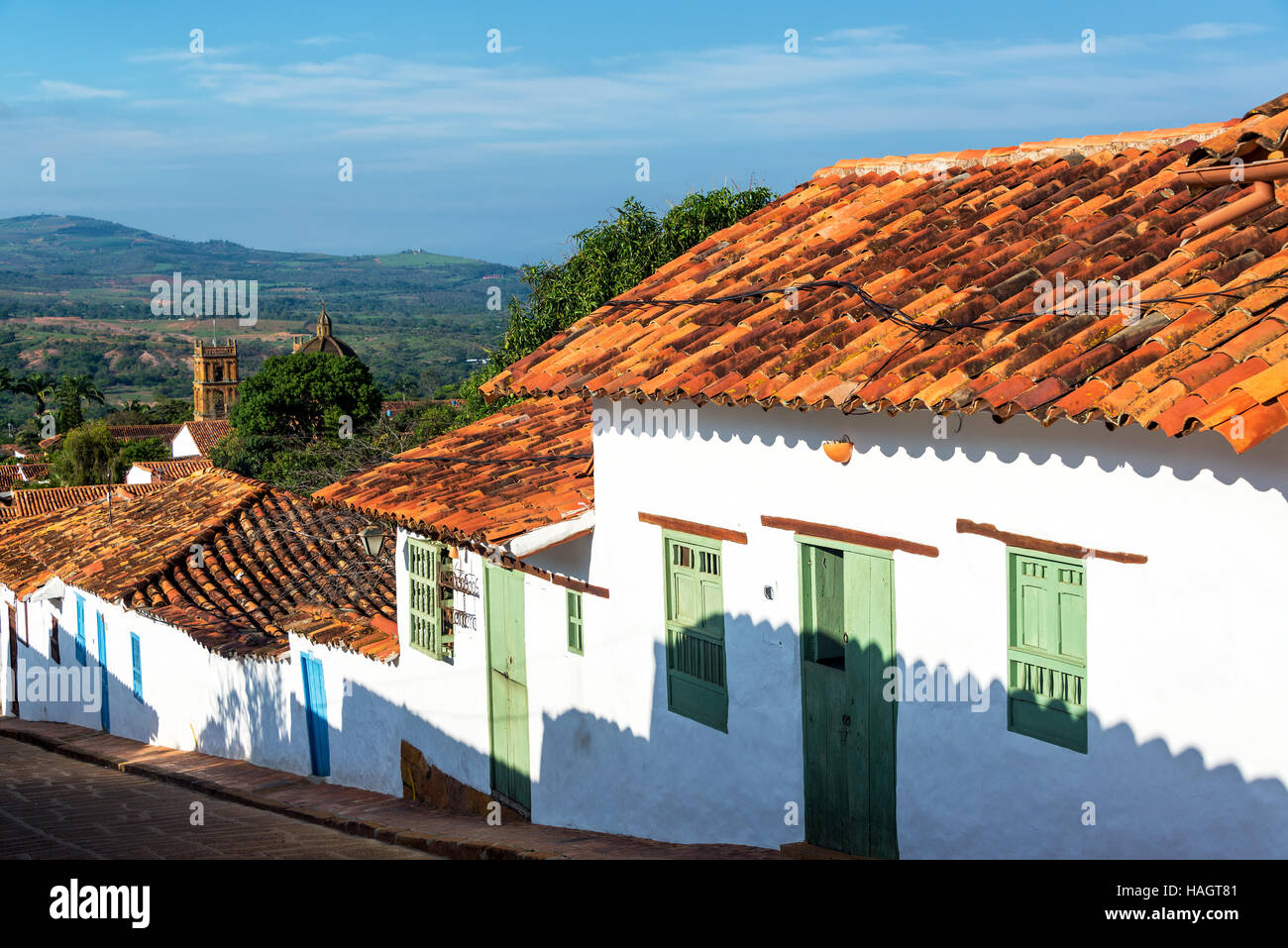 Vecchia città coloniale di Barichara, Colombia con la cattedrale in background Foto Stock