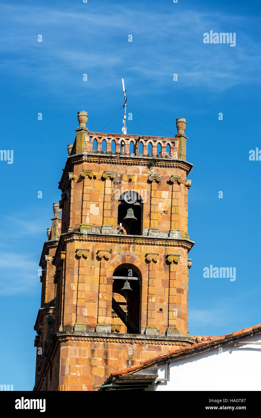 Le guglie della splendida cattedrale in villaggio coloniale di Barichara, Colombia Foto Stock