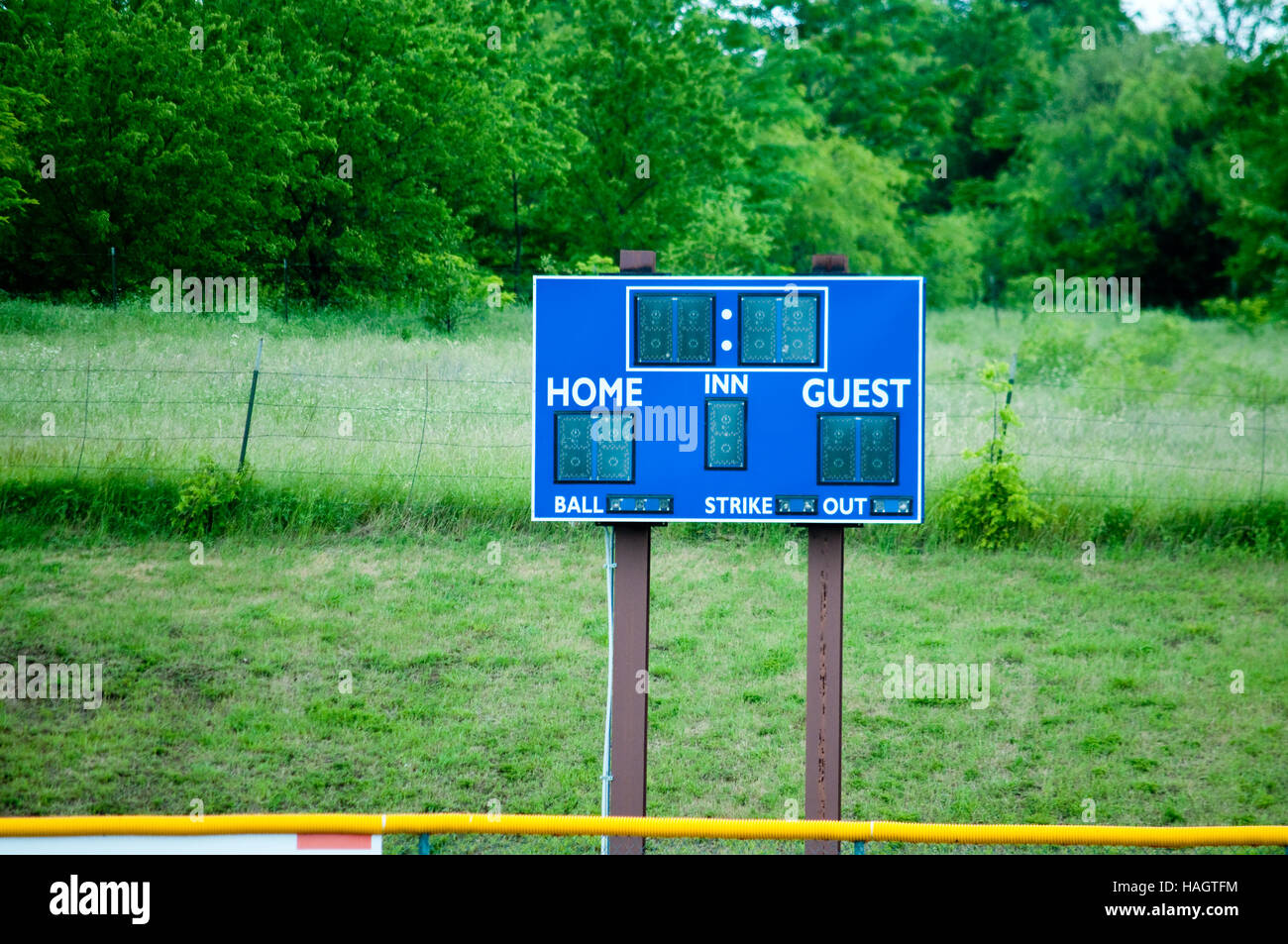 Blu e bianco baseball scoreboard con sfondo verde. Foto Stock