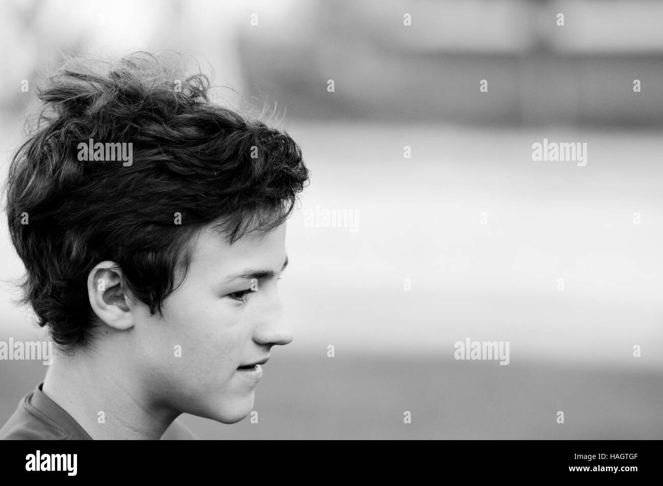 In bianco e nero di close-up di ragazzo adolescente con copy-spazio. Foto Stock