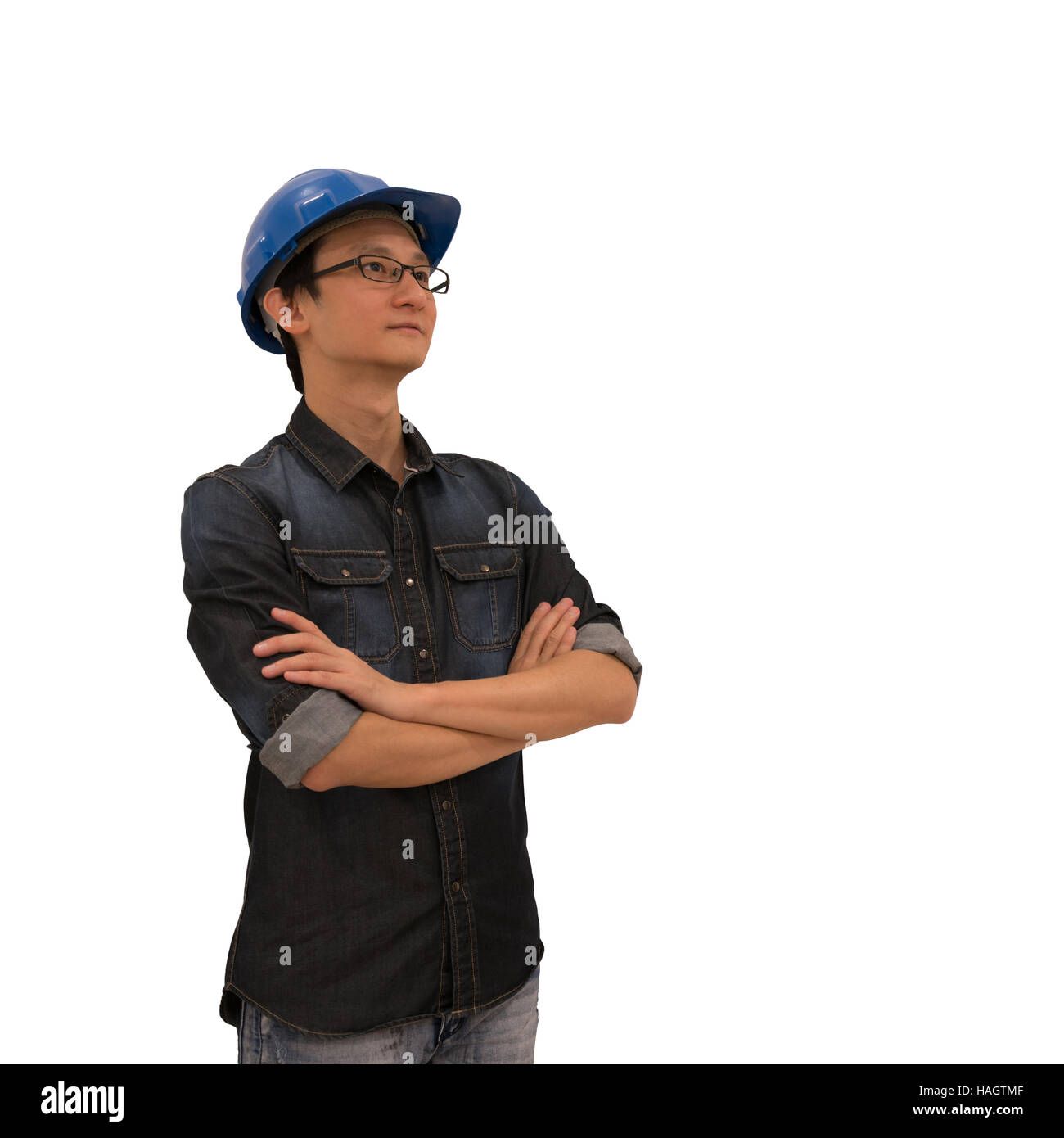 Asian un architetto o un ingegnere guardando verso l'alto, con percorso di clipping, isolato su sfondo bianco, industria o un architetto o un concetto di ingegneria, giovani e Foto Stock