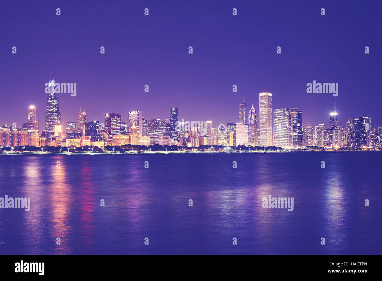 Vintage foto dai toni di Chicago skyline della città con la riflessione nel lago Michigan di notte, STATI UNITI D'AMERICA. Foto Stock