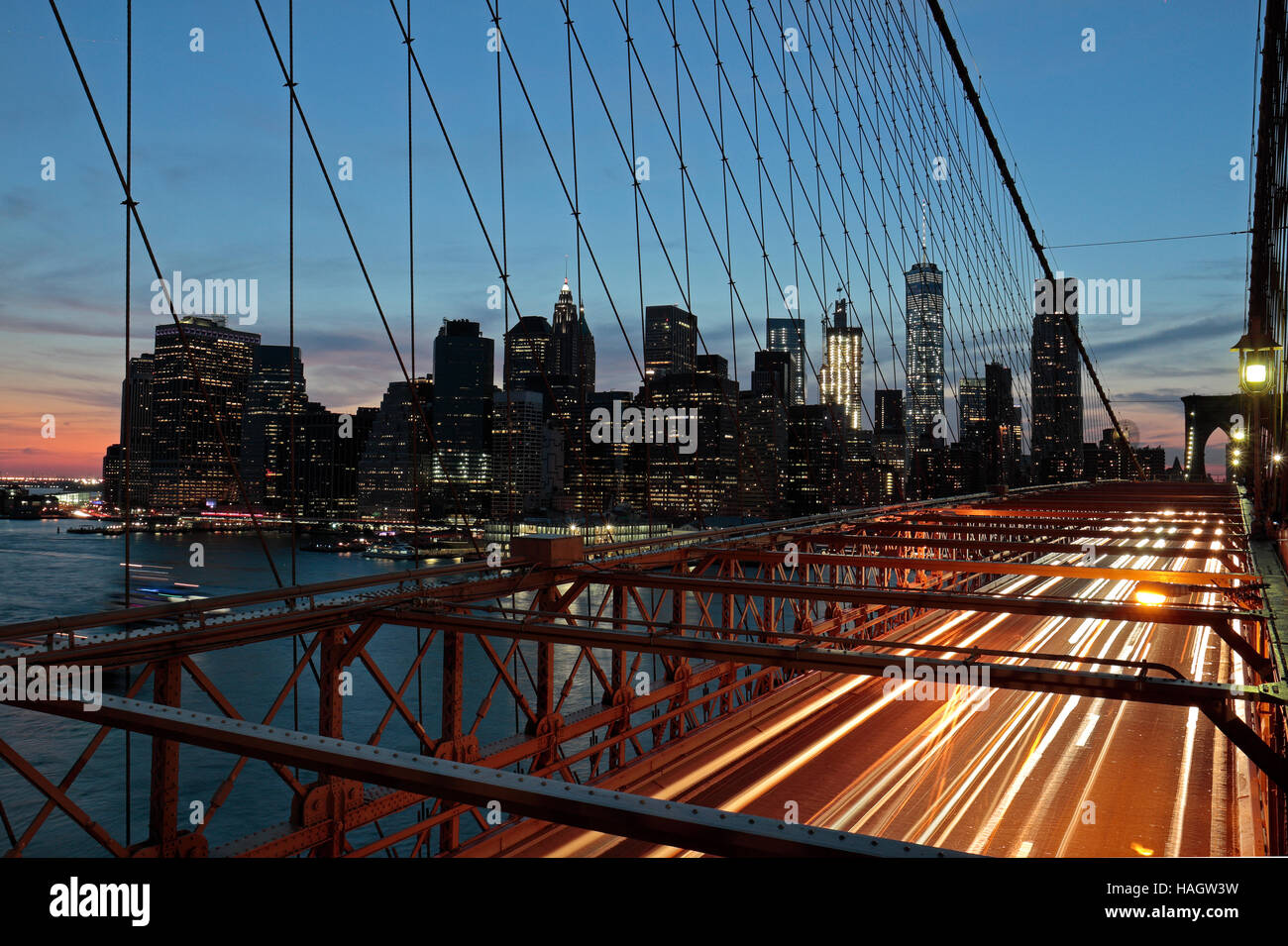 Il centro di Manhattan al tramonto visto dal Ponte di Brooklyn, New York, Stati Uniti. Foto Stock