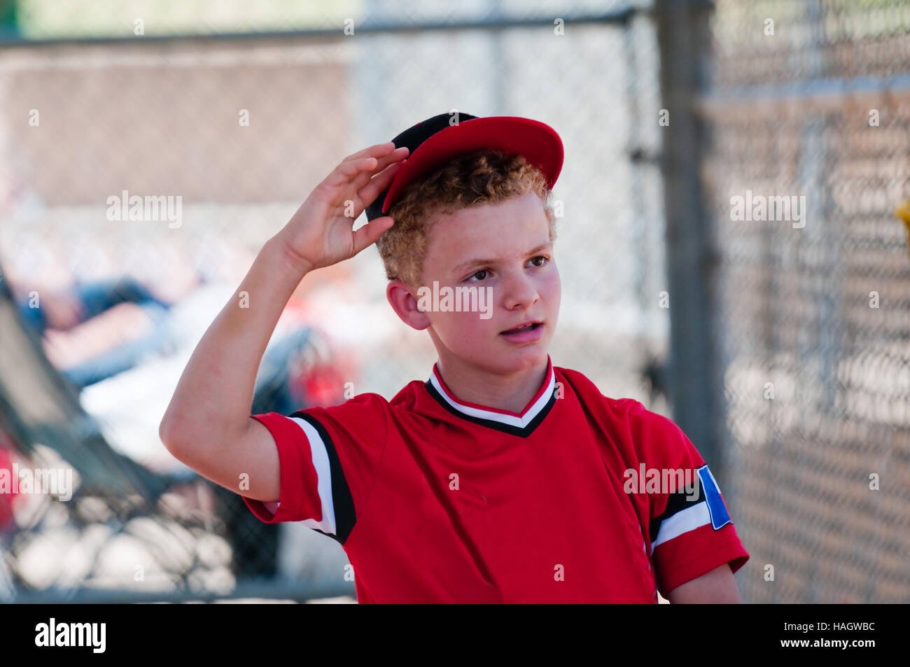 Il baseball Teenage boy in piroga per raggiungere il tappo a sfera. Foto Stock