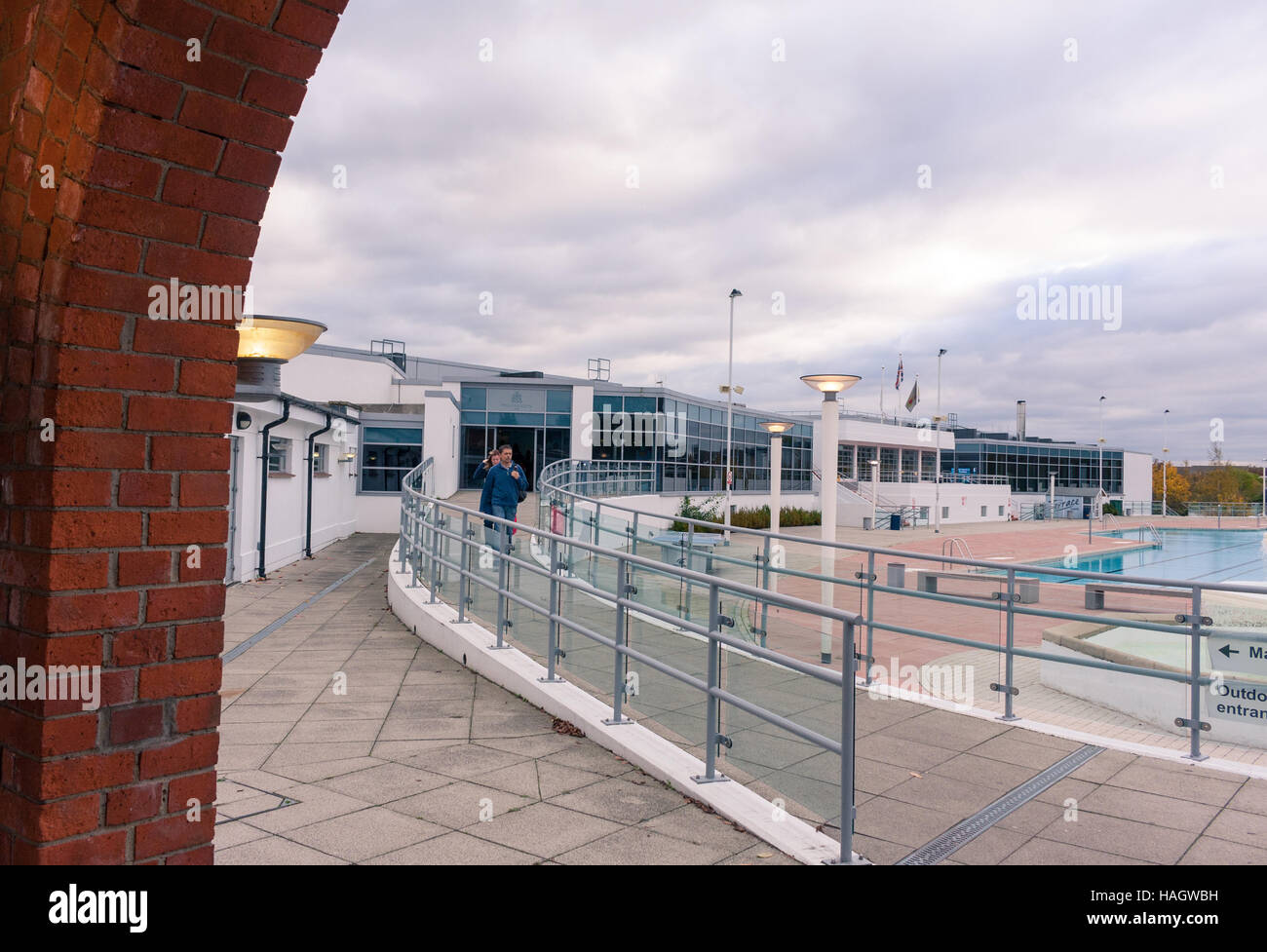 Vista di entrata a Hillingdon Sport & tempo libero complessa, Hillingdon, Greater London, Regno Unito Foto Stock