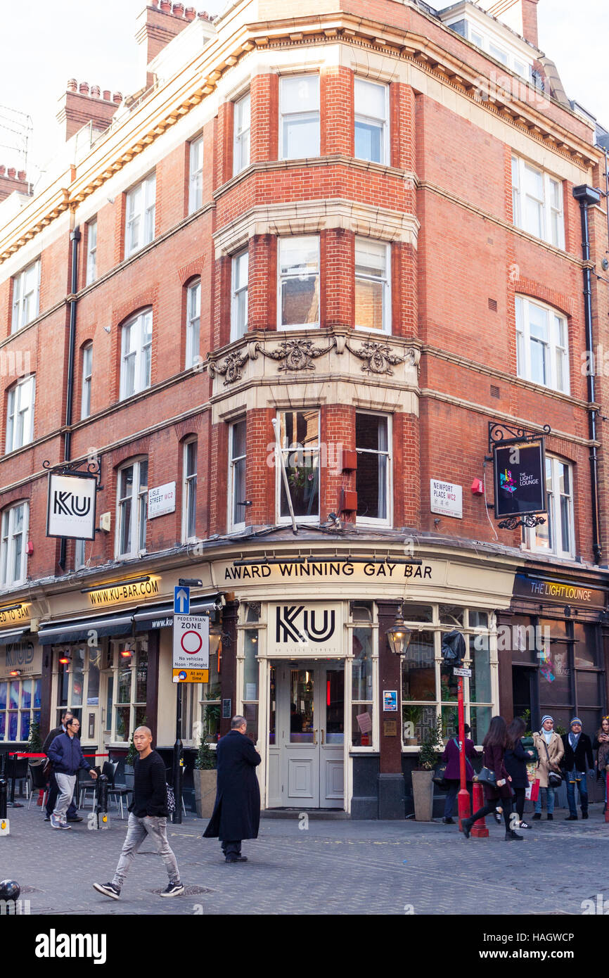 Vista esterna dell'ingresso al Ku Bar, premiato bar gay, vicino a Leicester Square, London, Regno Unito Foto Stock