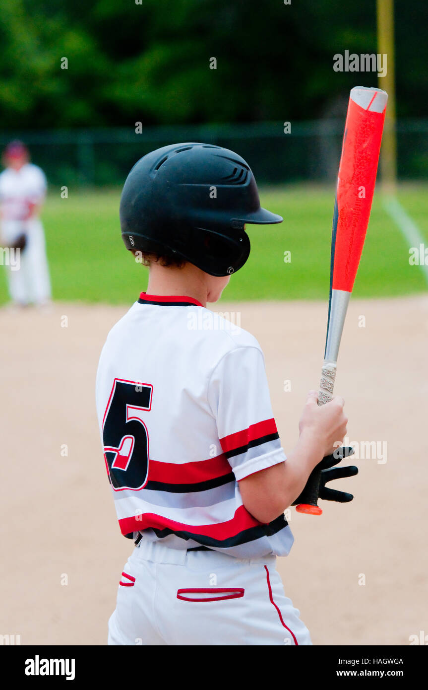 Specchietto di close-up di giovani giocatori di baseball guardando bat. Foto Stock