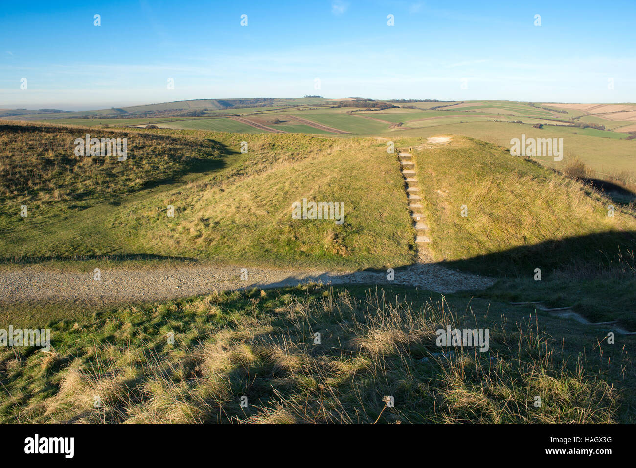 L'ingresso orientale attraverso la banca di terracotta di Cissbury Ring, la seconda Età del Ferro hill fort in Inghilterra Foto Stock