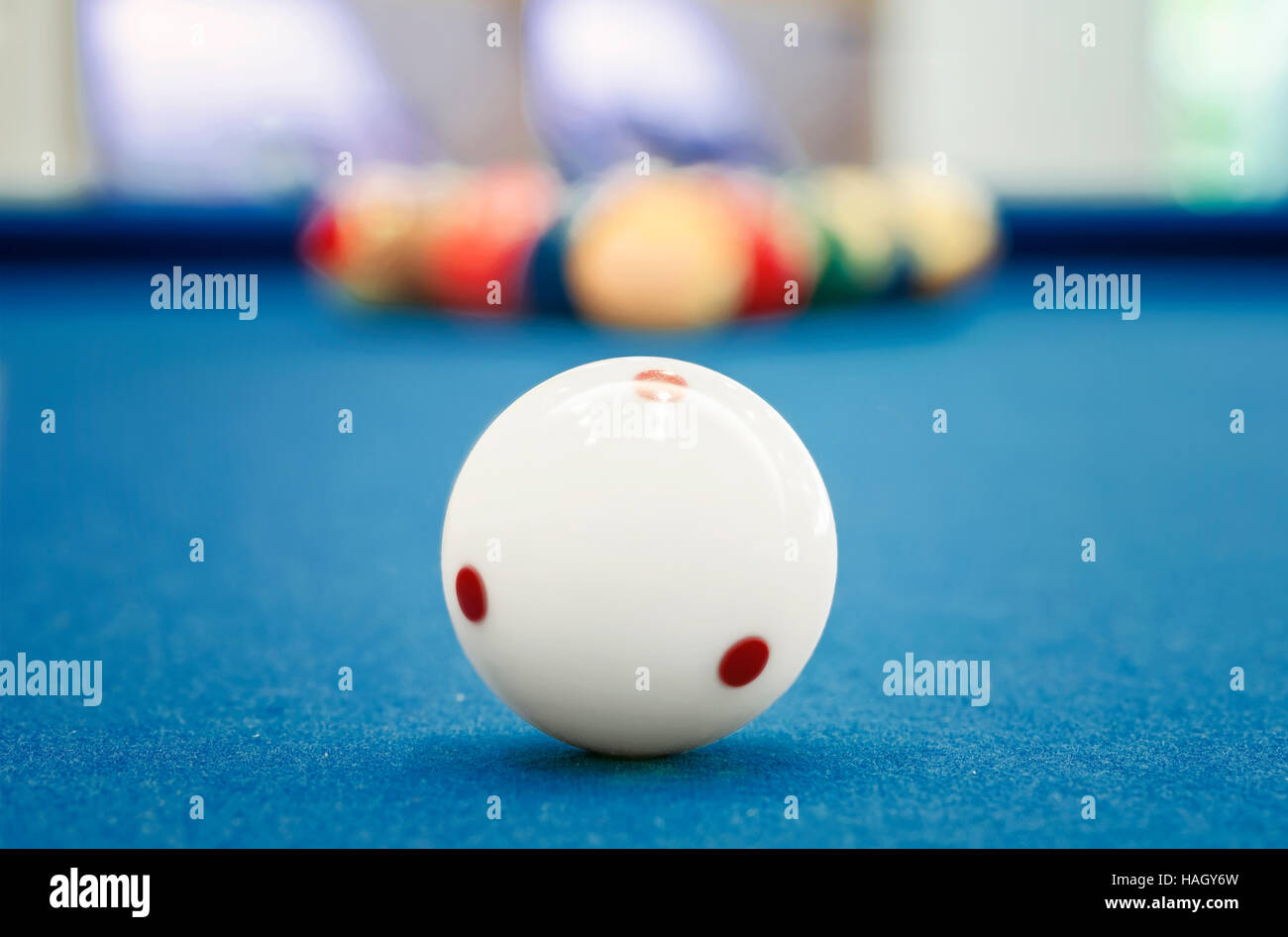 La sfera bianca sul tavolo da biliardo,shallow DOF Foto Stock