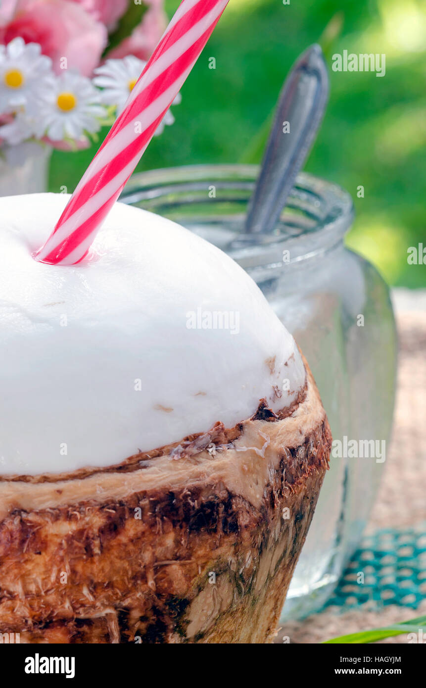Noce di cocco fresco e succo di cocco su sfondo in legno.Vista ravvicinata. Foto Stock