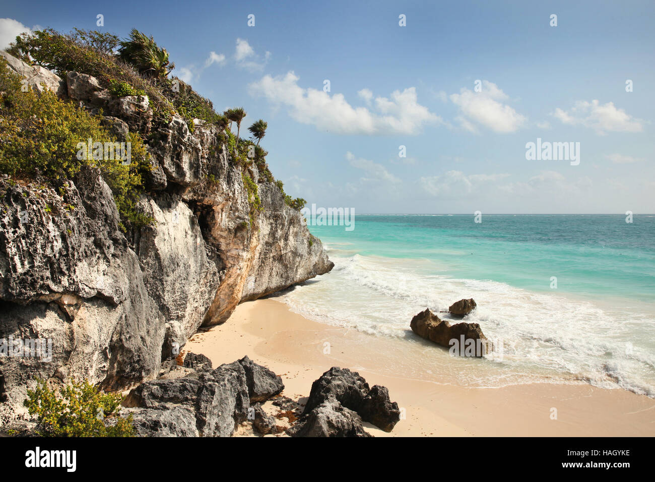 Le rovine di Tulum lungo la splendida costa caraibica, Maya città murata. Playa del Carmen, Yucatán Penisola, Messico. Foto Stock