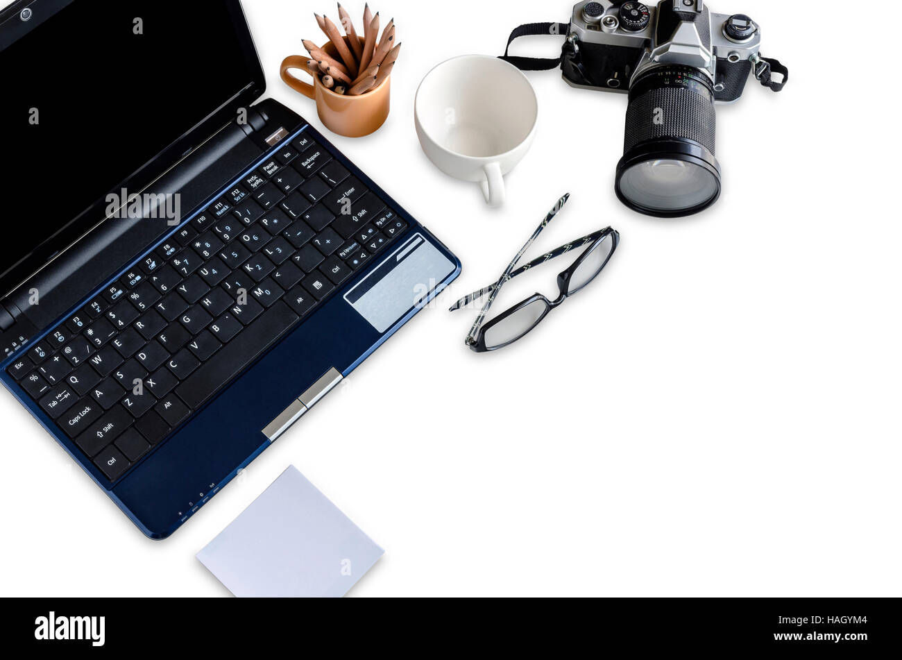 Bianco con desktop notebook, fotocamera vintage, una tazza di caffè e occhiali. Foto Stock