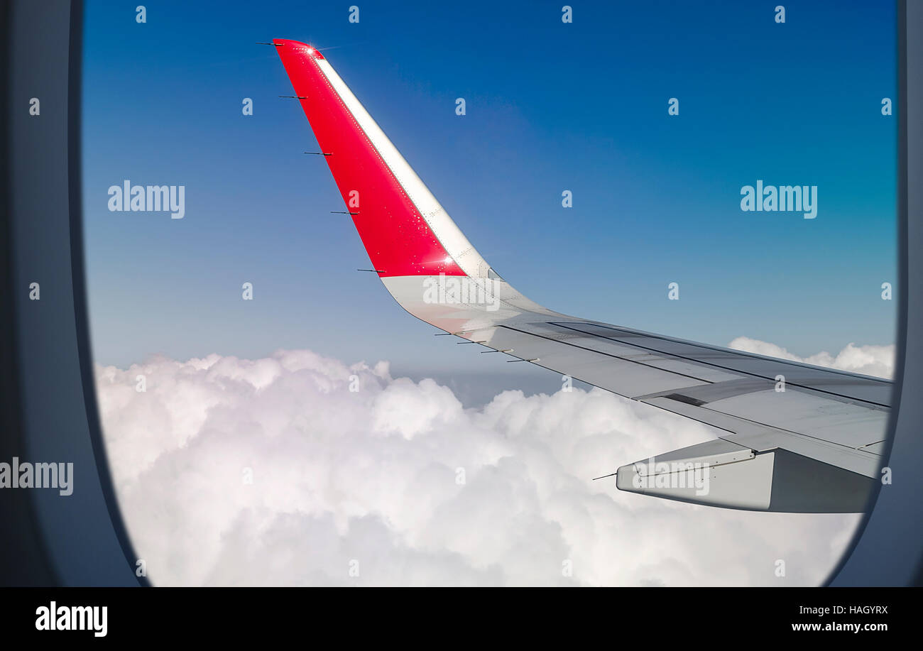 Nuvole bianche e blu cielo come visto attraverso la finestra di un aeromobile Foto Stock