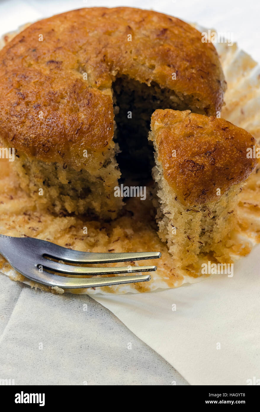 Muffin alla banana cupcake e forcella in vista ravvicinata,soft focus. Foto Stock
