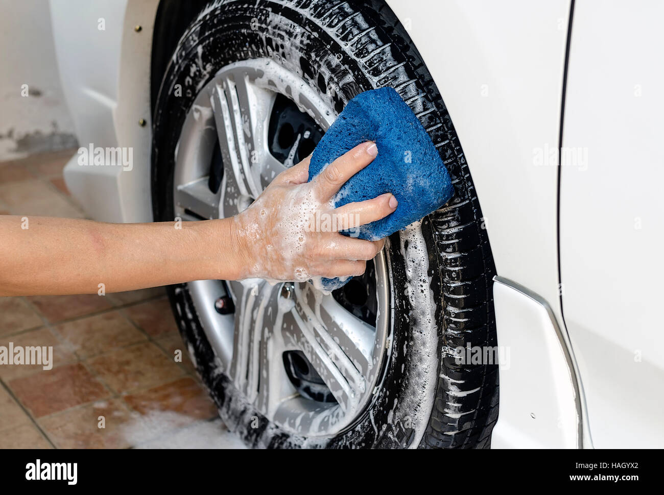 Man mano tenere spugna lavaggio auto,lavare un auto in auto a casa