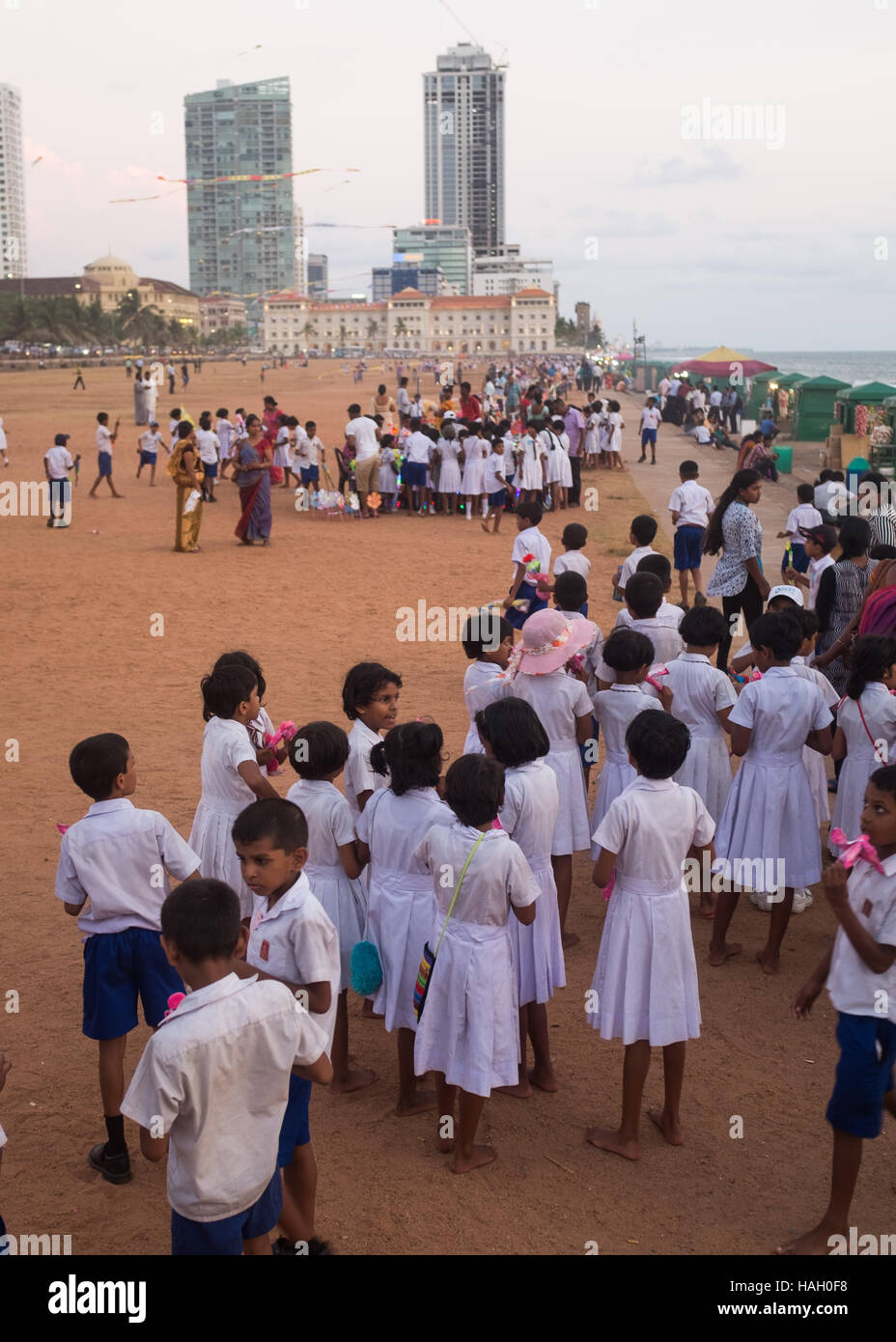 Un gruppo di scolari su Galle Face Green, Colombo, Sri Lanka, Foto Stock