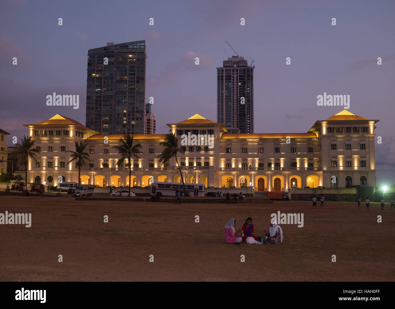 Facciata del Galle Face Hotel e Galle Face Green di sera, Colombo, Sri Lanka, Foto Stock