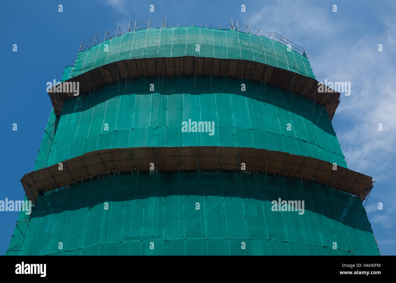 Edificio è in costruzione, protetto dal verde coperchio di compensazione Foto Stock