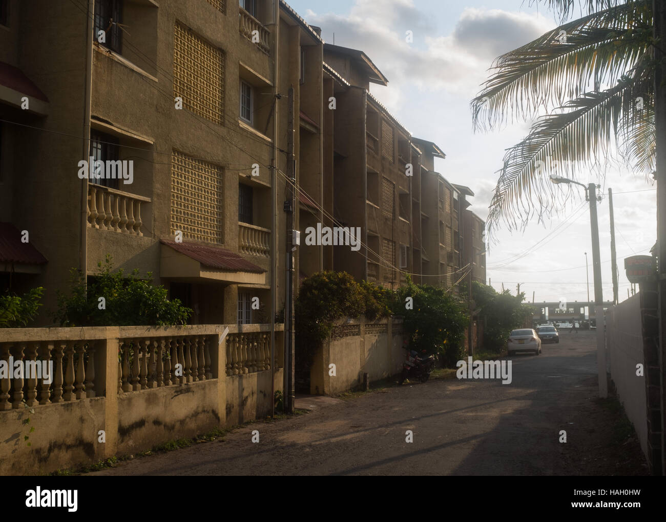 Edifici di appartamenti nella luce del sole durante la serata in Colombo,Kollupitiya,Sri Lanka Foto Stock