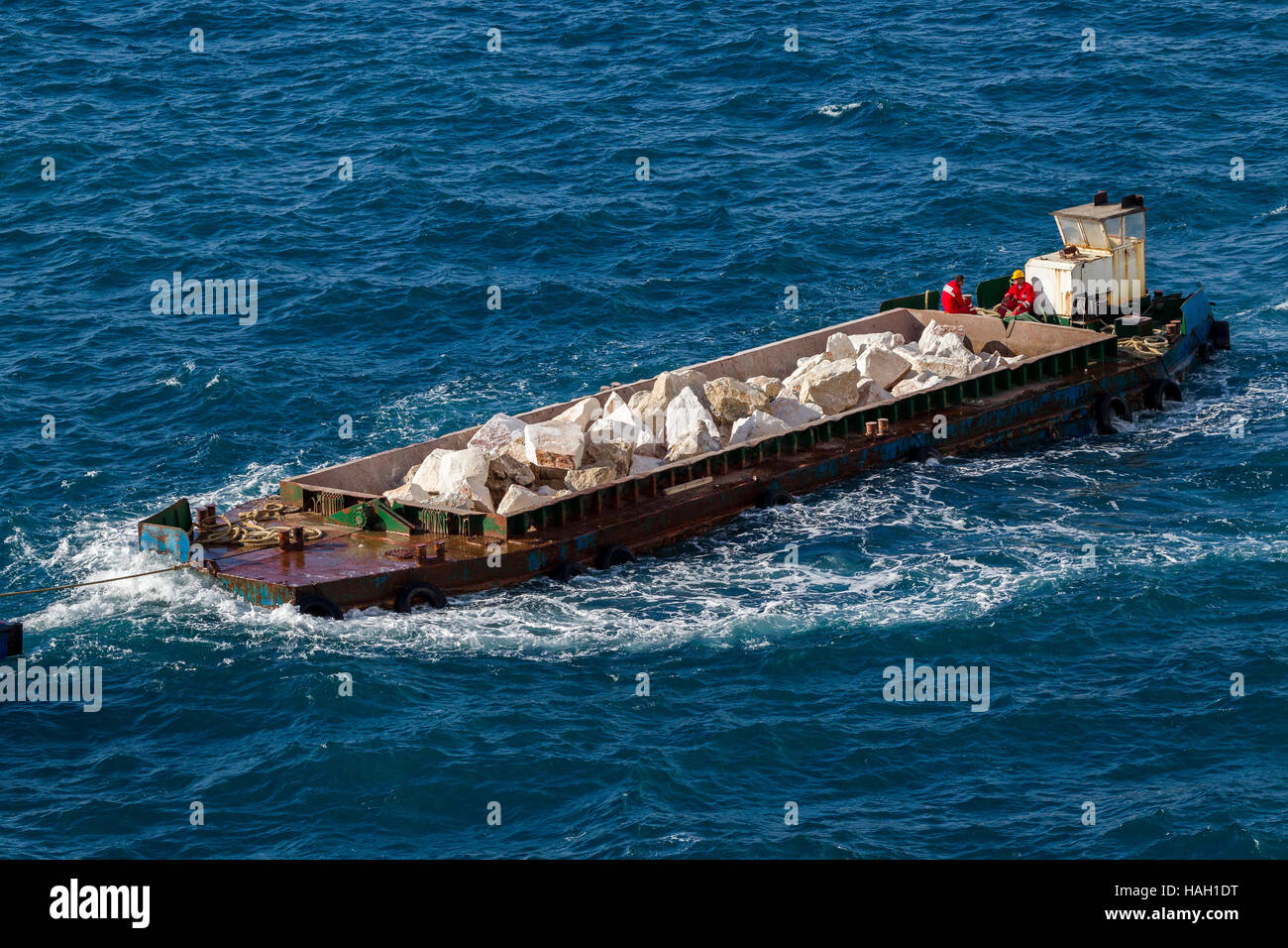 Chiatta piena di pietre per la costruzione del porto , Split, Croazia. Foto Stock