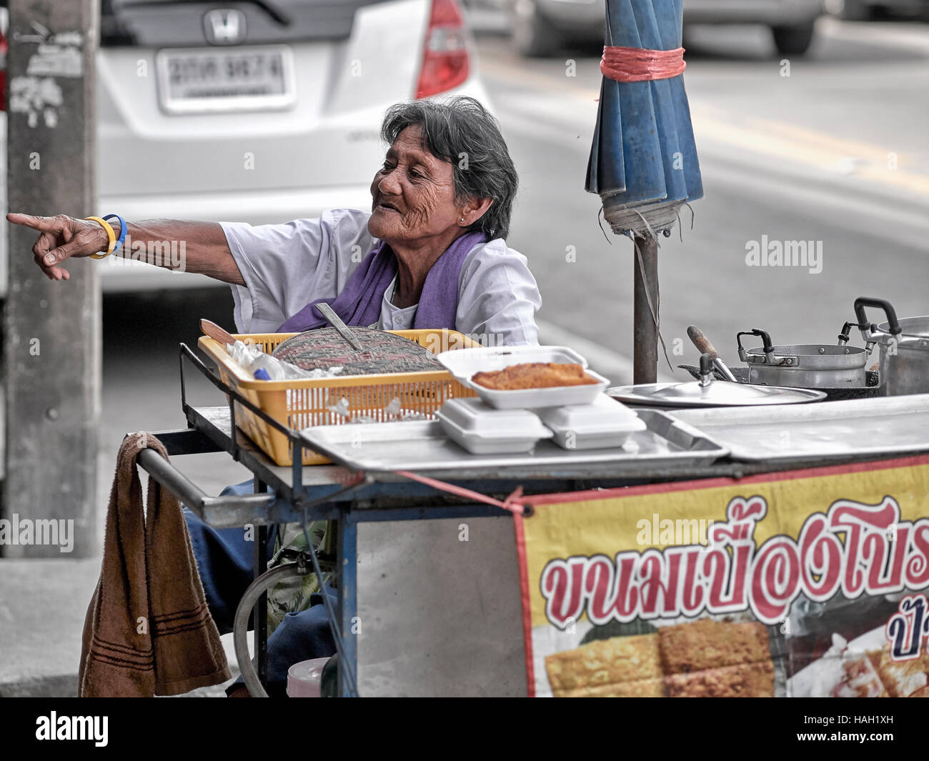 Anziani Thailandia street food fornitore. Thailandia SUDEST ASIATICO Foto Stock