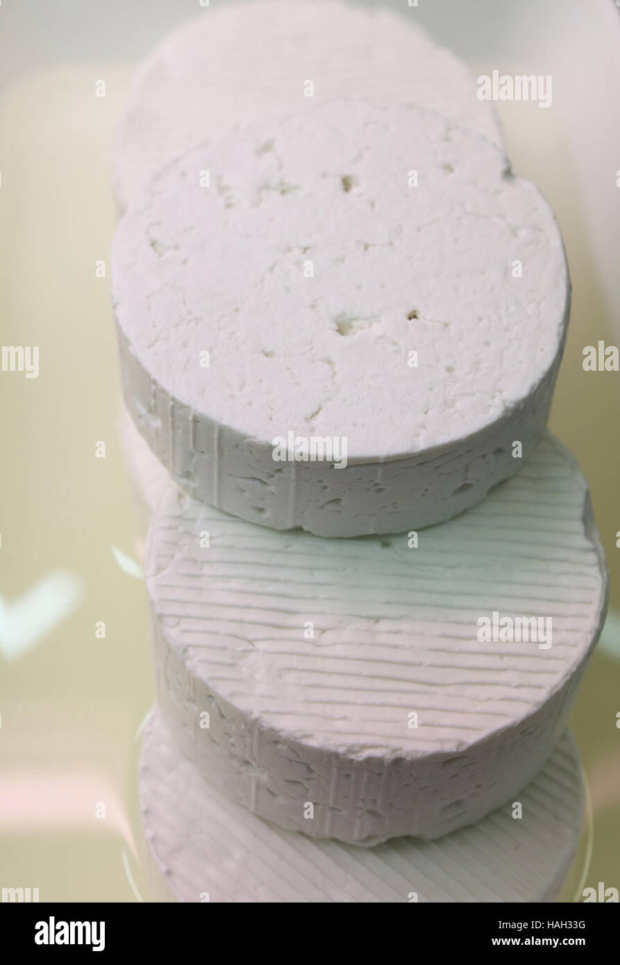 Piccolo fresco bianco rotondo decapato artigianali fatti in casa (formaggio caprino fresco o ricotta salata) le teste in salamoia o siero di latte al mercato retail display, chiudere fino, Foto Stock