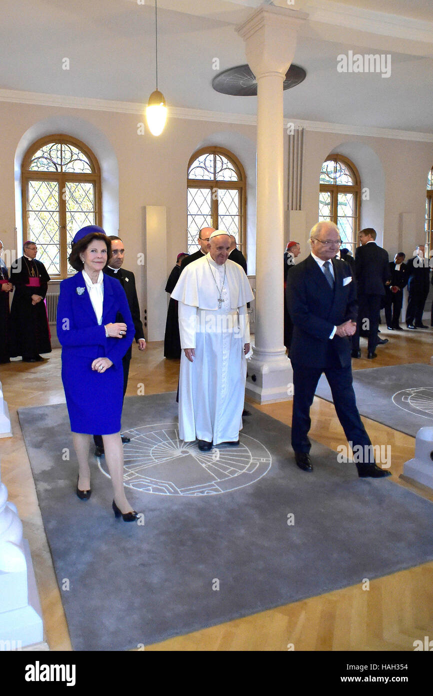 Papa Francesco incontro Regina Silvia di Svezia e Carlo XVI Gustavo di Svezia a Kungshuset di Lund in Svezia. Papa Francesco è su due giorni di visita frequentando commemorazione fra cattolici e luterani a Lund e a Malmo. Dotato di: Papa Francesco, Regina Silvia di Svezia, Carl X Foto Stock