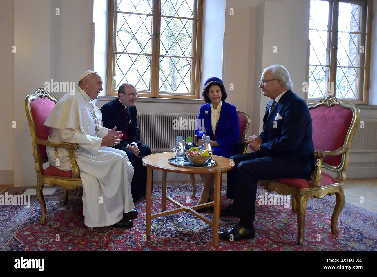 Papa Francesco incontro Regina Silvia di Svezia e Carlo XVI Gustavo di Svezia a Kungshuset di Lund in Svezia. Papa Francesco è su due giorni di visita frequentando commemorazione fra cattolici e luterani a Lund e a Malmo. Dotato di: Papa Francesco, Regina Silvia di Svezia, Carl X Foto Stock