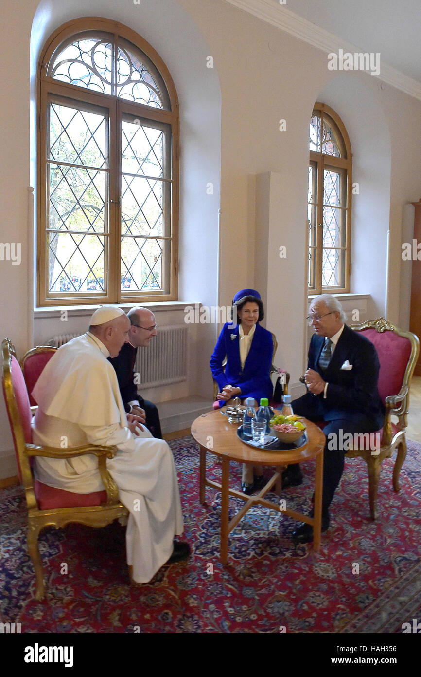 Papa Francesco incontro Regina Silvia di Svezia e Carlo XVI Gustavo di Svezia a Kungshuset di Lund in Svezia. Papa Francesco è su due giorni di visita frequentando commemorazione fra cattolici e luterani a Lund e a Malmo. Dotato di: Papa Francesco, Regina Silvia di Svezia, Carl X Foto Stock
