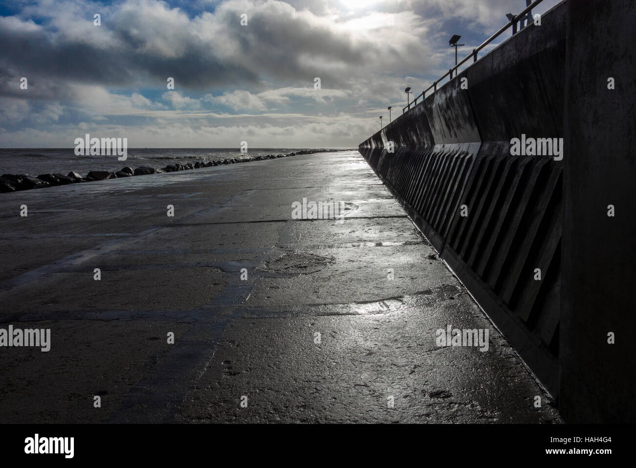 Parete di mare a Lowestoft in un giorno di tempesta. Foto Stock