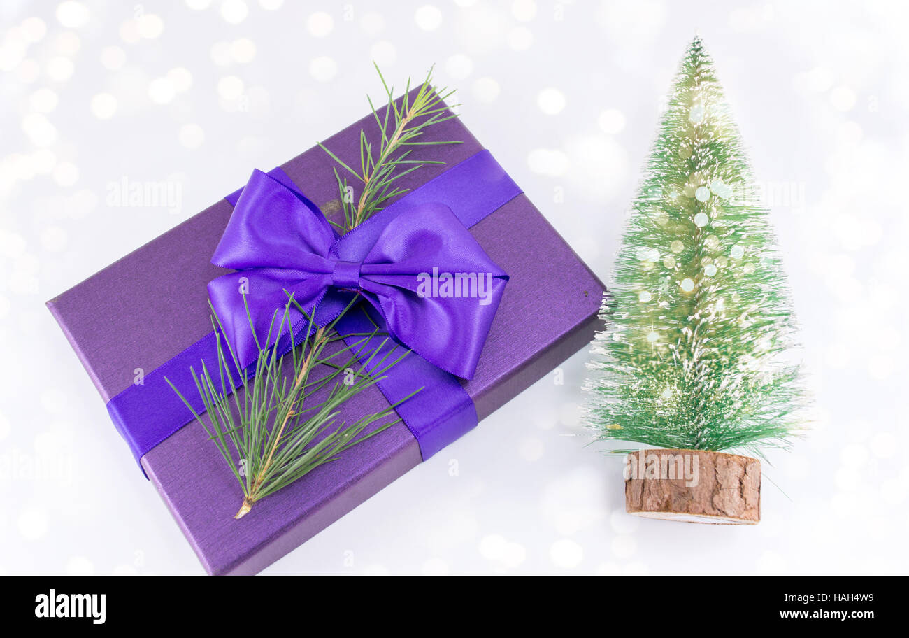 Albero di natale con scatola regalo immagini e fotografie stock ad alta
