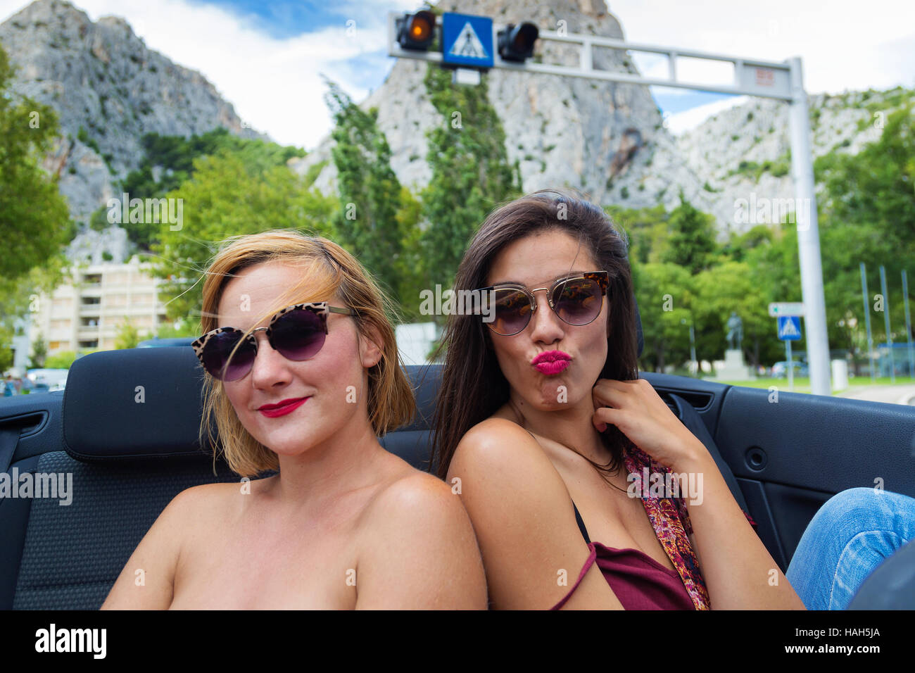 Due ragazze divertirsi sul retro del sedile convertibile. Foto Stock