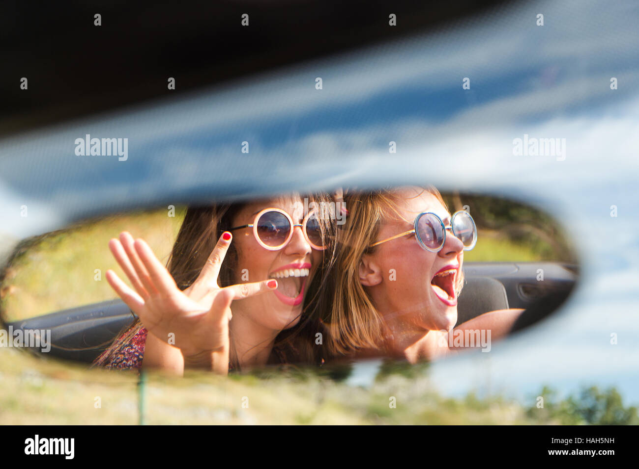 Due ragazze felici in un auto retrovisore. Foto Stock