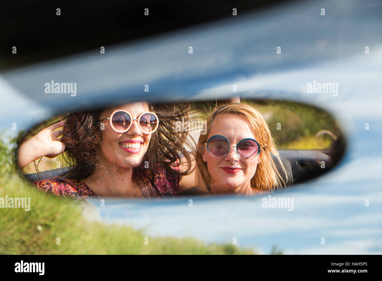 Due ragazze felici in un auto retrovisore. Foto Stock