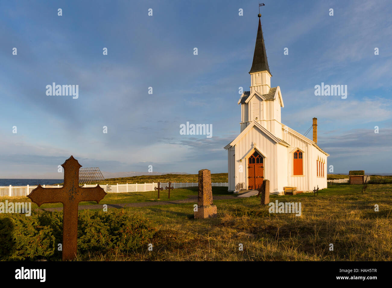 Nesseby Chiesa, paesaggio con chiesa e cimitero Foto Stock