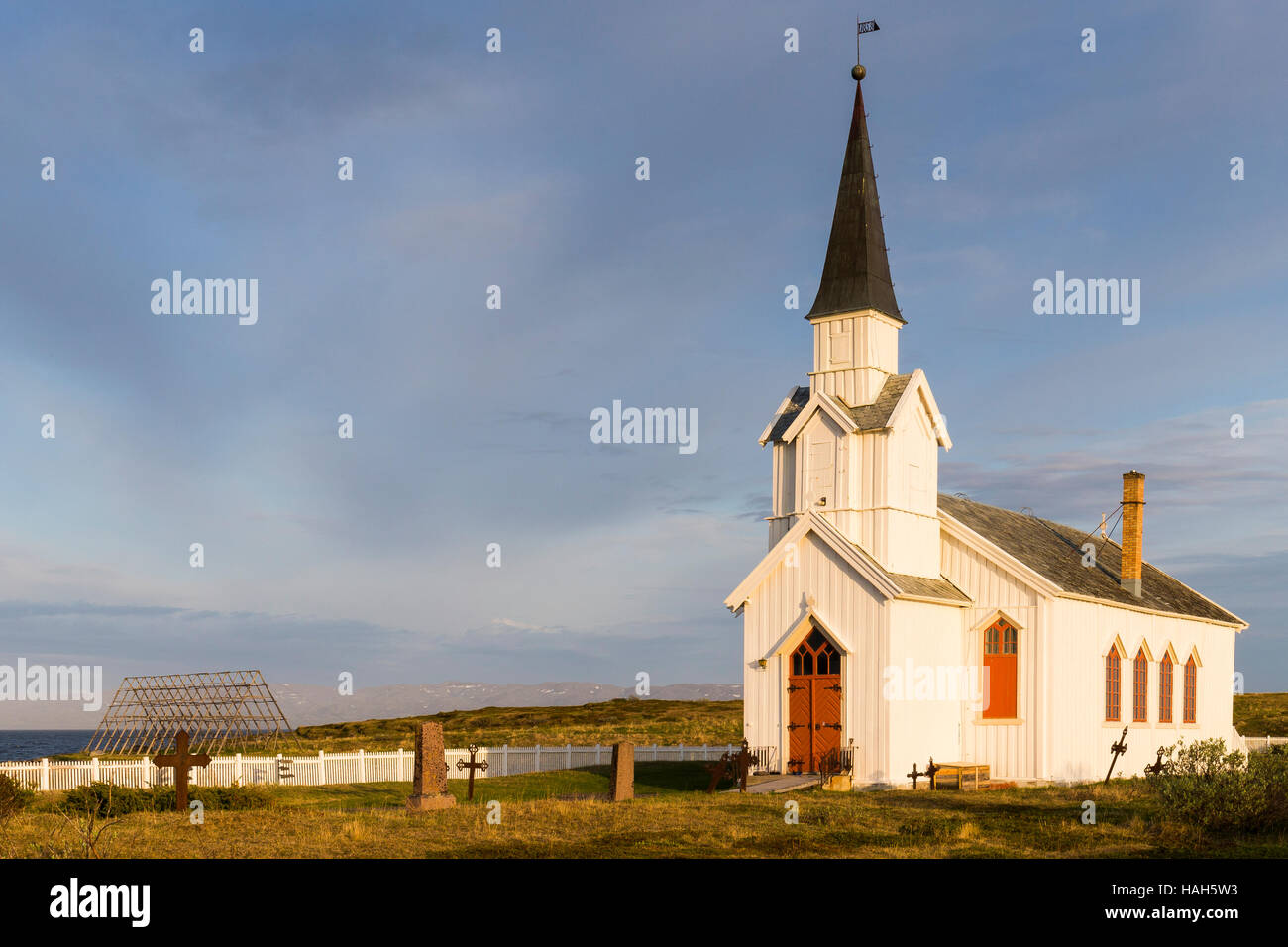Nesseby Chiesa, paesaggio con chiesa e cimitero Foto Stock