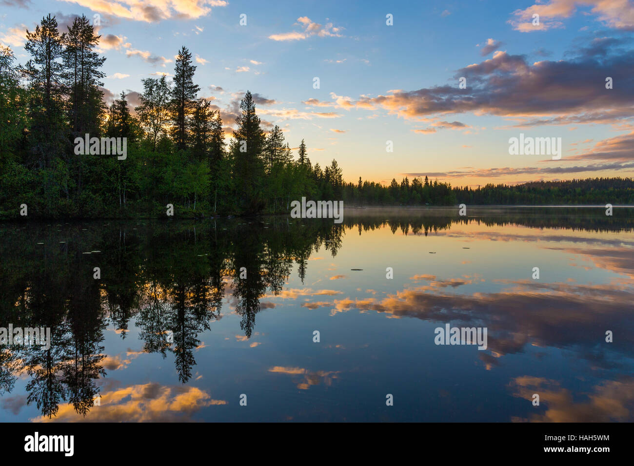 Lago Porontima, tramonto con Nuvole e riflessi Foto Stock