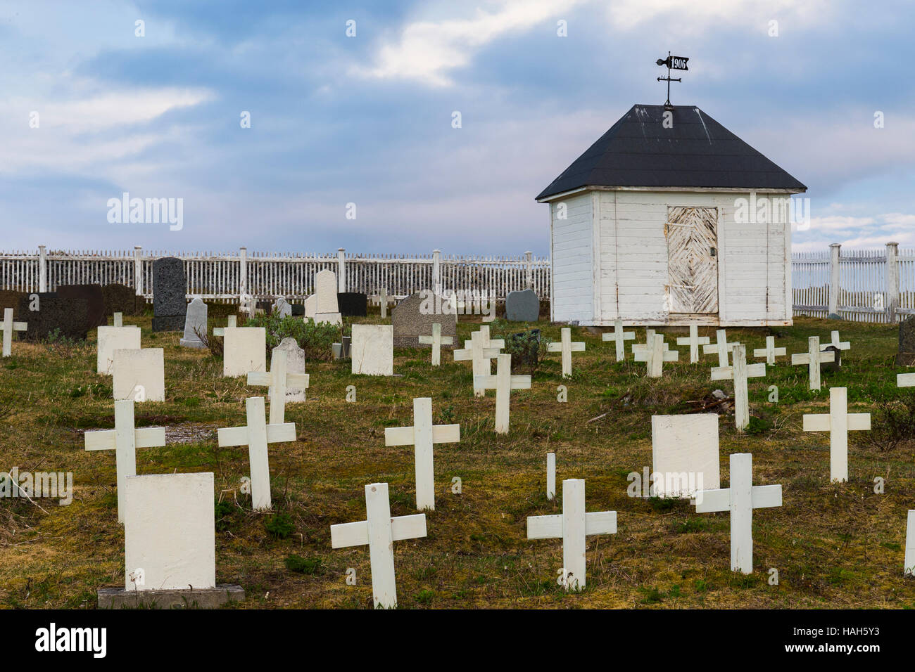 Il vecchio cimitero, con clody sky e croci Foto Stock