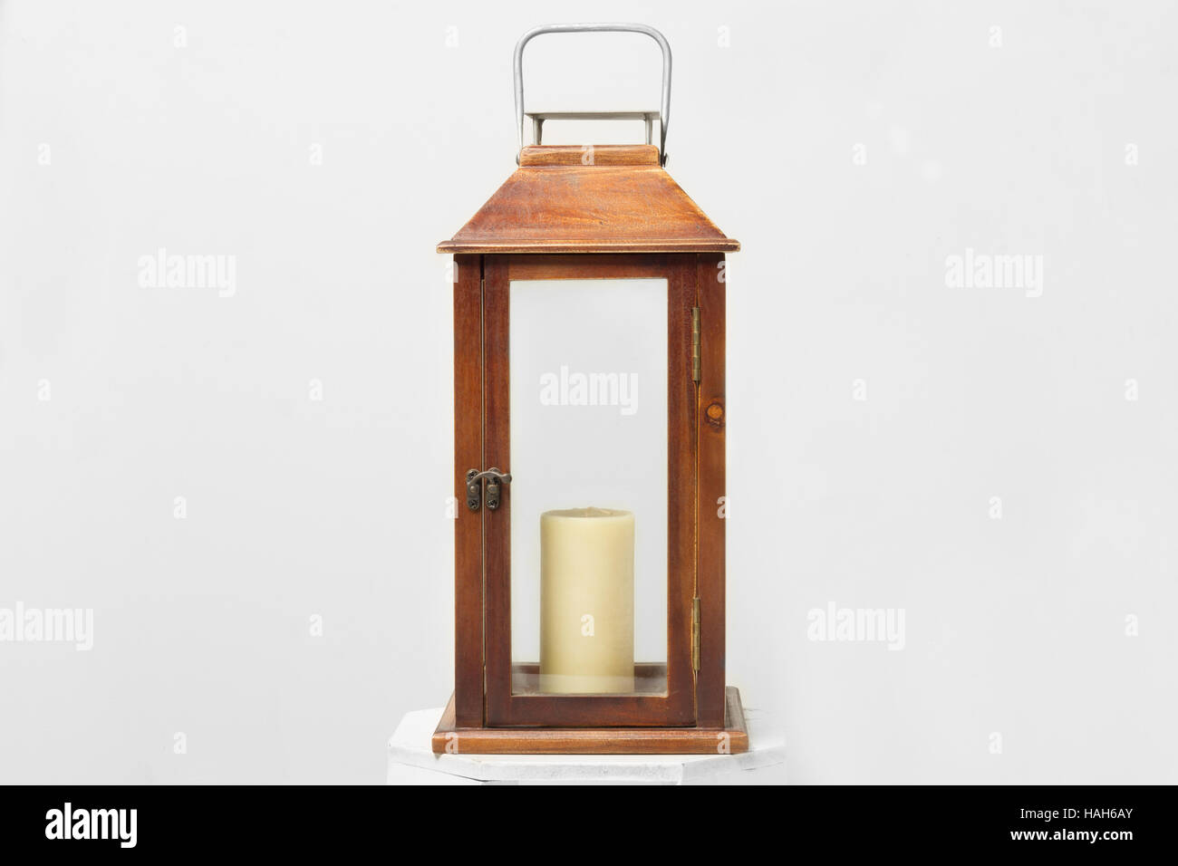 Le lanterne isolato su sfondo grigio. Foto Stock