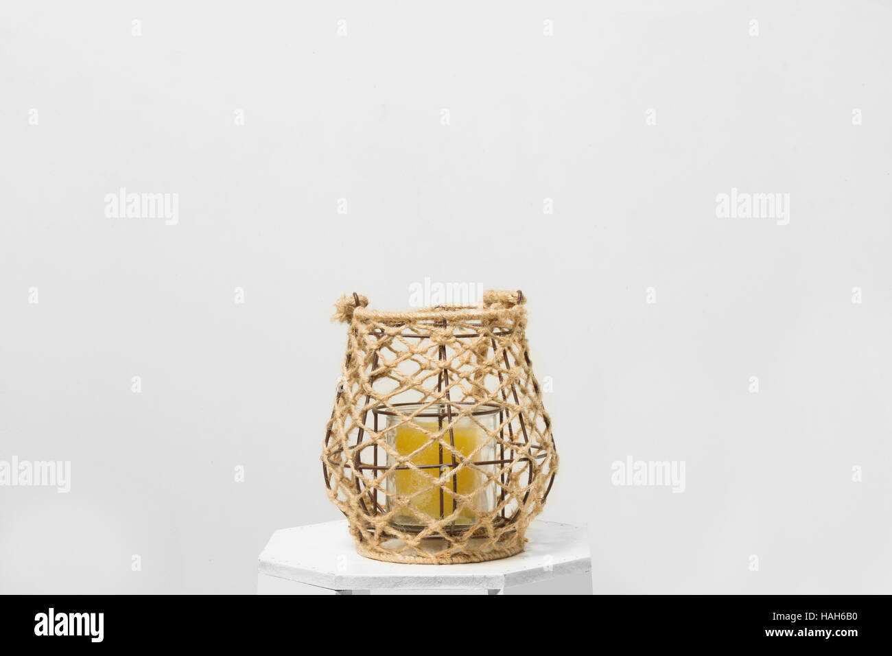 Le lanterne isolato su sfondo grigio. Foto Stock