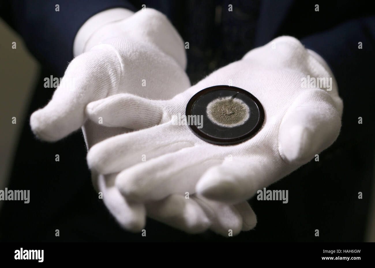 Una capsula di Petri che contiene un campione di stampo che consentiva di Alexander Fleming a scoprire il potere antibiotico di penicillina che è uno degli elementi che funzioni in 'Directory di collezioni', recentemente pubblicato guida all'Università di Edimburgo di collezioni storiche. Foto Stock