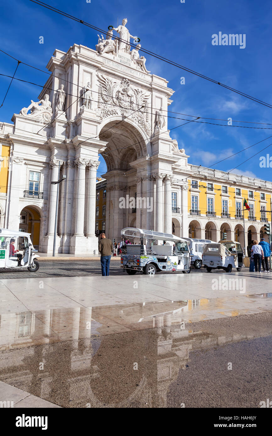 Lisbona, Portogallo. L'iconico Augusta Street Arco Trionfale nella piazza del Commercio, Praca do Comercio o Terreiro do Paco. Foto Stock