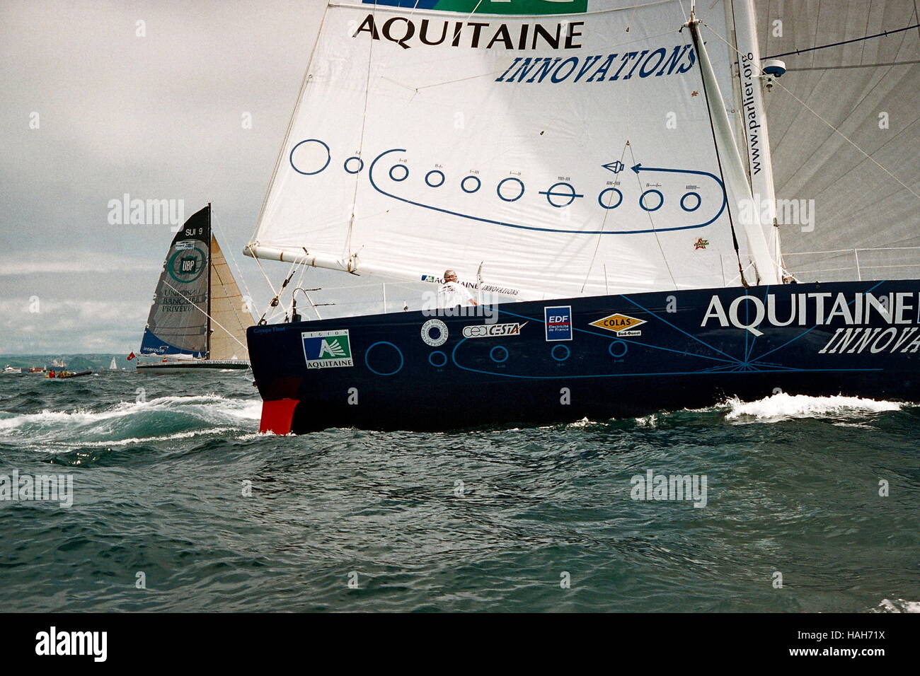 AJAXNETPHOTO. 4Giugno, 2000. PLYMOUTH in Inghilterra. -L'EUROPA 1 uomo nuovo STAR TRANSAT YACHT RACE - AQUITAINE INNOVATIONS skipper di YVES PARLIER ALL'INIZIO DELL'EUROPA 1 uomo nuovo star a mano singola gara transatlantica. foto:TONY CARNEY/Acme/AJAX REF:TC4924_26_26A Foto Stock