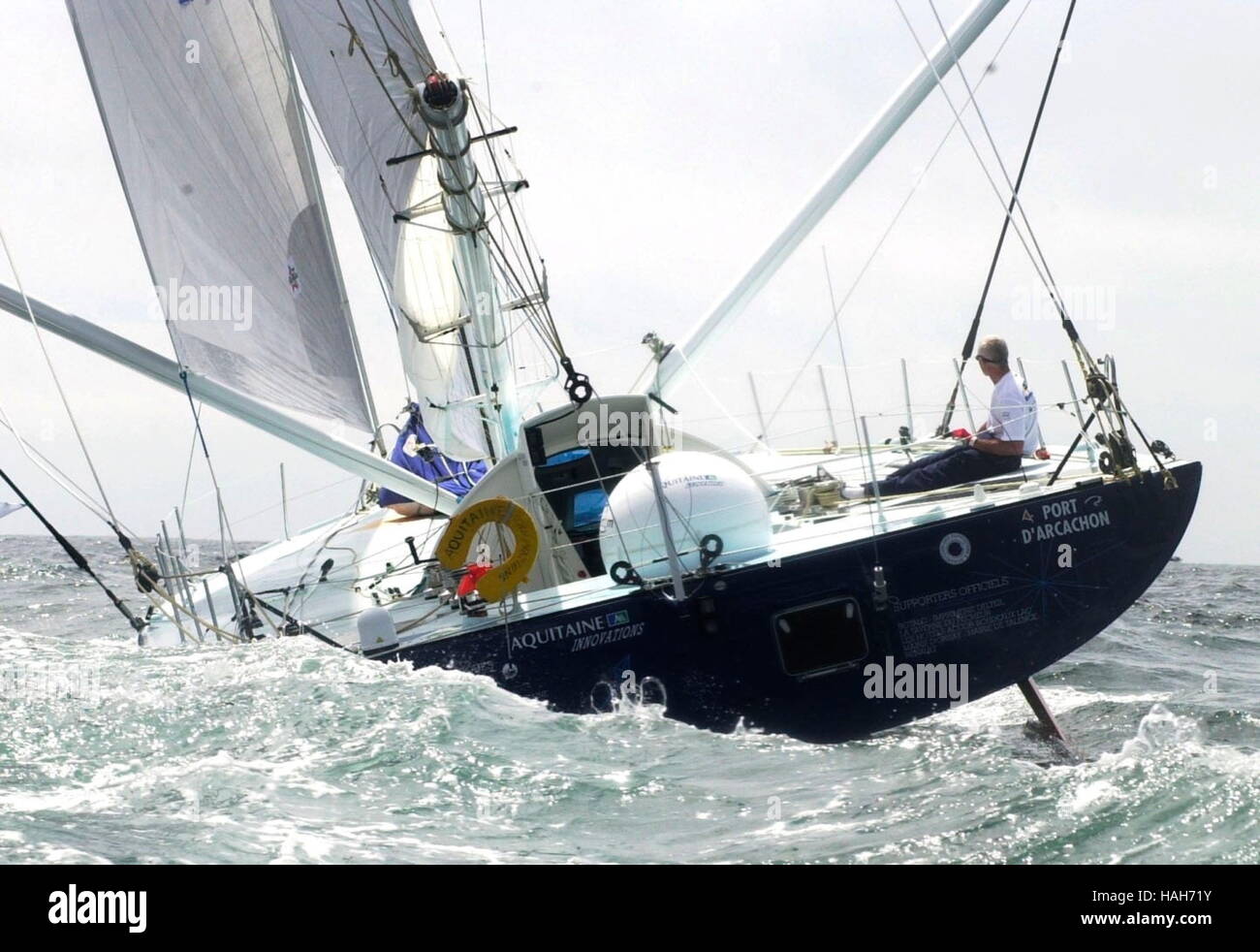 AJAXNETPHOTO. 4Giugno, 2000. PLYMOUTH in Inghilterra. -L'EUROPA 1 uomo nuovo STAR TRANSAT YACHT RACE - AQUITAINE INNOVATIONS skipper di YVES PARLIER (FRA) ALL'INIZIO DELL'EUROPA 1 uomo nuovo star a mano singola gara transatlantica. foto:TONY CARNEY/Acme/AJAX REF:YACHTR 7 Foto Stock