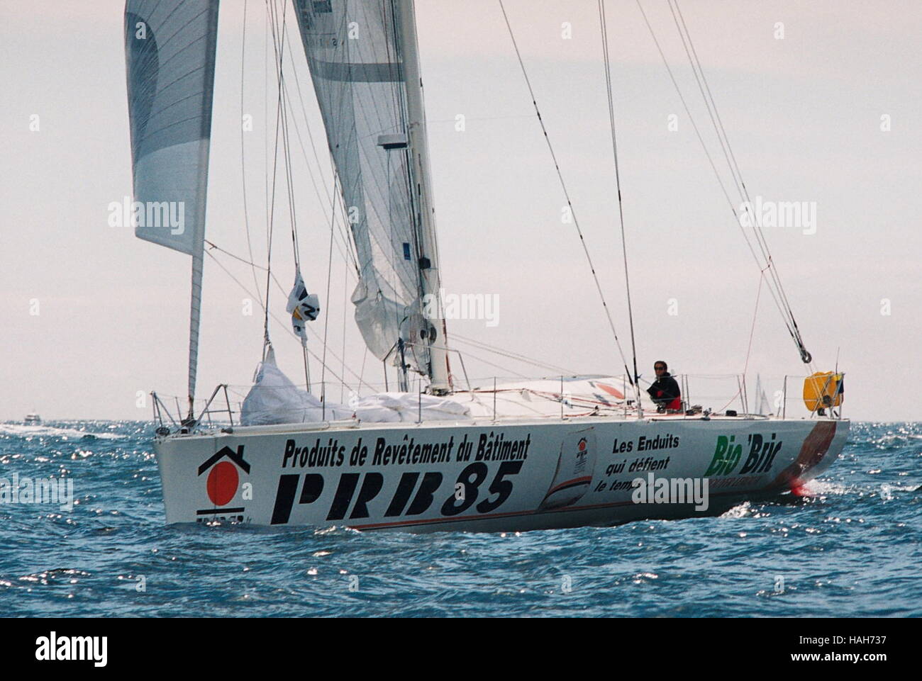 AJAXNETPHOTO. 4Giugno, 2000. PLYMOUTH in Inghilterra. - Europa 1 uomo nuovo STAR TRANSAT YACHT RACE - YACHT PRB 85 skipper da MICHEL DESJOYEAUX (FRA) ALL'INIZIO DELL'EUROPA 1 uomo nuovo star a mano singola gara transatlantica. foto:TONY CARNEY/Acme/AJAX REF:TC4923 20 19A Foto Stock